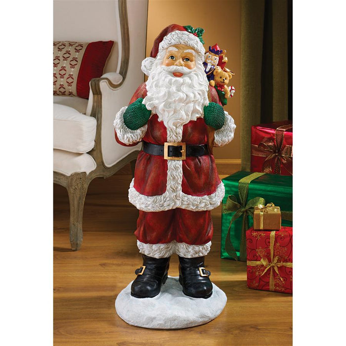 VISIT FROM SANTA CLAUS STATUE